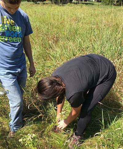Keeley Walsh and Jake Martin, undergraduate students in Princeton’s Class of 2019, collect soil samples above a natural gas pipeline in Hunterdon County, New Jersey, as part of preliminary work for the Environmental Impact of Fossil Fuel Infrastructure and Cathodic Shielding on Groundwater Quality project. Image and caption courtesy 
